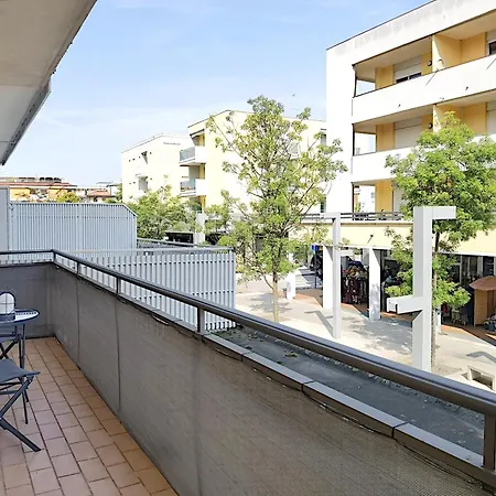 Bella Venezia, With Balcony Overlooking The Pedestrian Shopping Area, And The Within Walking Distance Apartman Bibione