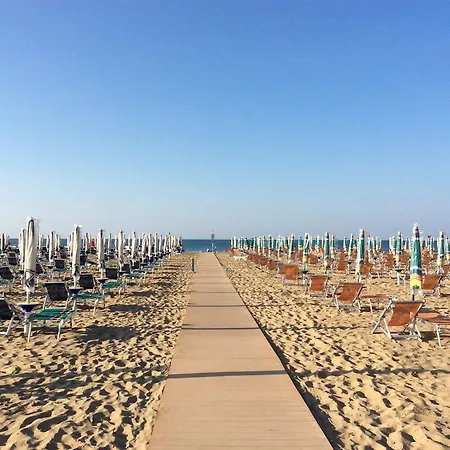 Bella Venezia, With Balcony Overlooking The Pedestrian Shopping Area, And The Within Walking Distance Apartman